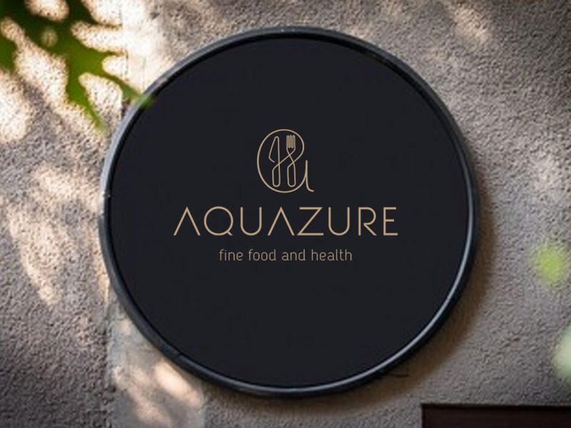 AQUAZURE Graphic Art Design Identitate vizuală Aquazure – logo modern monocolor auriu, stilizat, pe semnalistică exterioară rotundă neagră, creat de Graphic Art Design